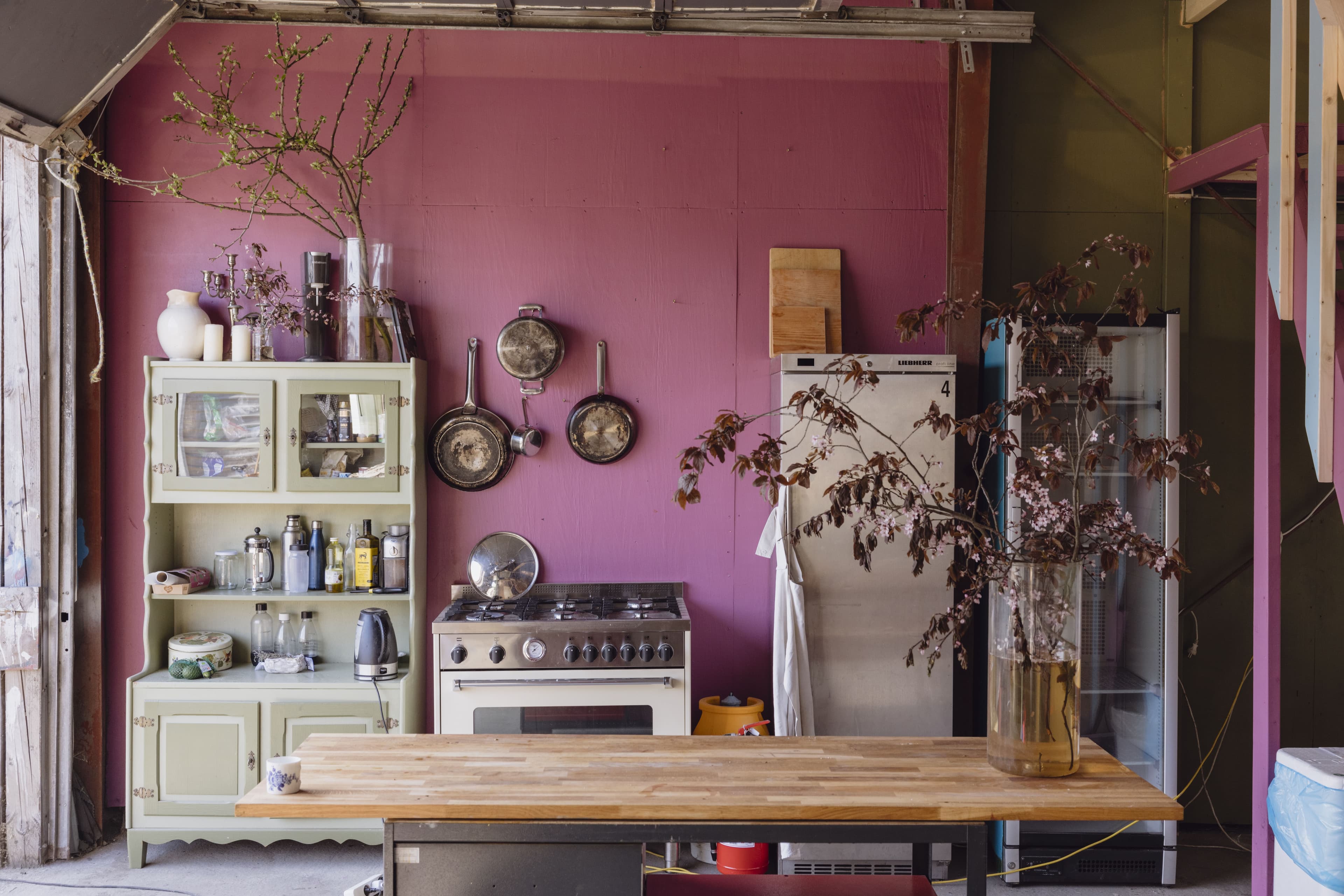 The pink Sidste Mole kitchen.