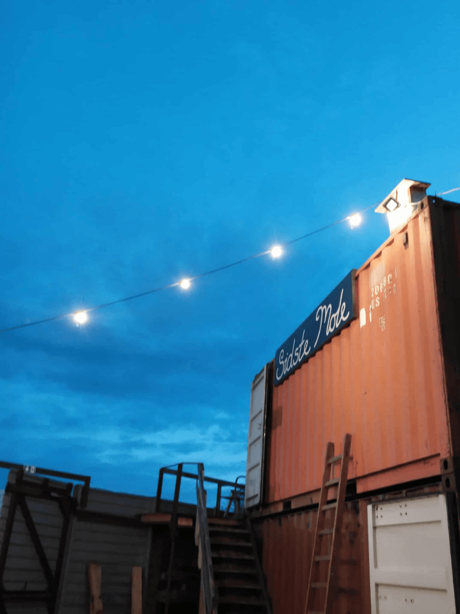 An orange container with a large banner on its front reading 'Sidste Mole'.